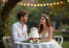 Jeune couple souriant lors d'un dîner d'anniversaire en extérieur