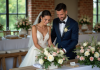 Décoration mariage : Astuces pour une organisation parfaite Jeune couple mariage arrangeant fleurs dans salle rustique